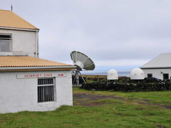 La parabola che consente un precario collegamento a Internet