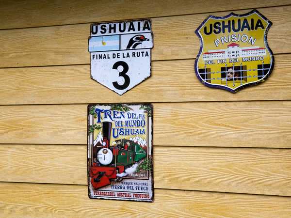 I tre simboli della Terra del Fuoco argentina: la ex-prigione, il tratto finale della Ruta 3, il Parque Nacional Tierra del Fuego con il trenino costruito dai carcerati