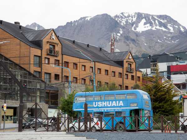 Ushuaia - il bus a due piani per la visita turistica della città
