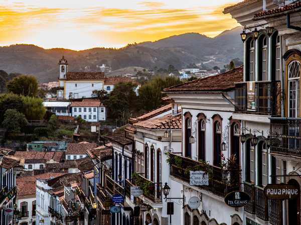 Ouro Preto – Rua Conde da Bobadela e tramonto sulle colline circostanti