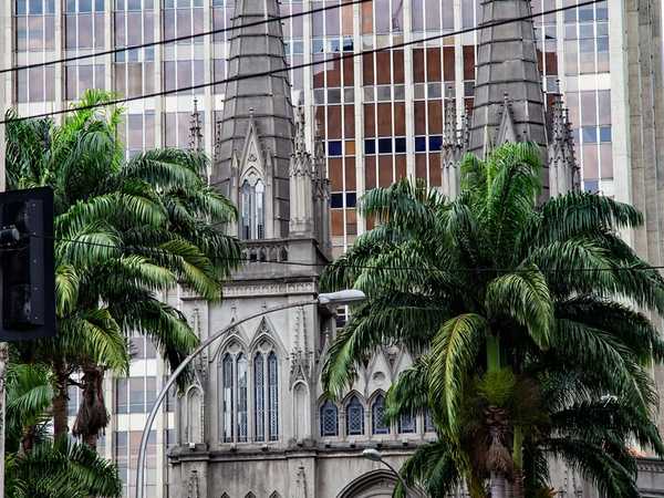 Rio de Janeiro - Una chiesa tra i grattacieli