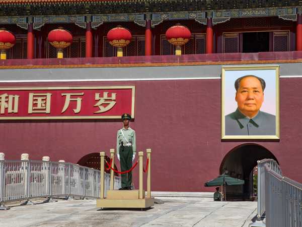 Pechino - Guardia al mausoleo di Mao Tse Tung in Piazza Tienanmen