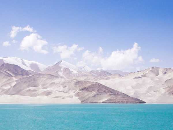 Immagini lungo la Karakorum highway: Le montagne di sabbia bianca del Kunlun. che si specchiano nel lago Bulunkouxiang (3400 mt)