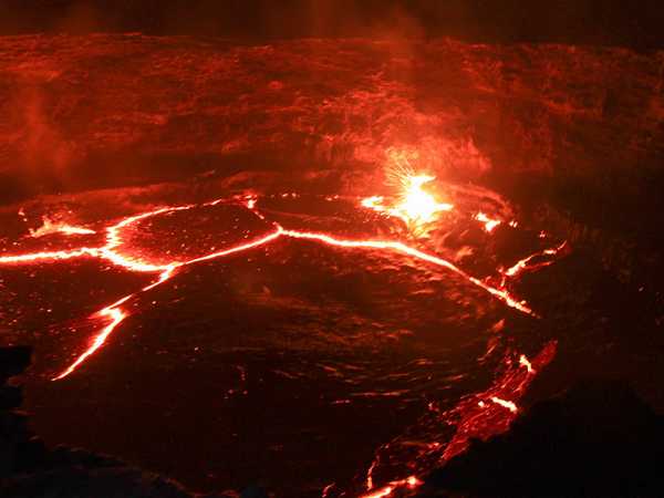 Eruzione del magma nel cratere a cielo aperto del vulcano Erta Ale
