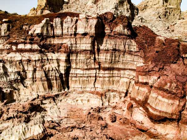 Dallol - la sovrapposizione di minerali di ferro, calcare e potassio crea un suggestivo cromatismo a Yechau Washa, il canyon di sale