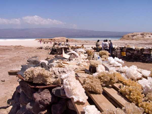 Banchetto per la vendita di cristalli di sale sulle rive del lago Assal
