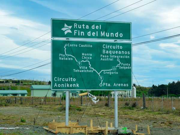 Cartello stradale che segna l'inizio della 'Ruta del fin del mundo'