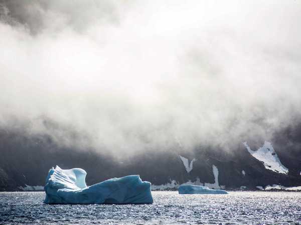 Cape Dyer - iceberg flottanti tra nuvole basse