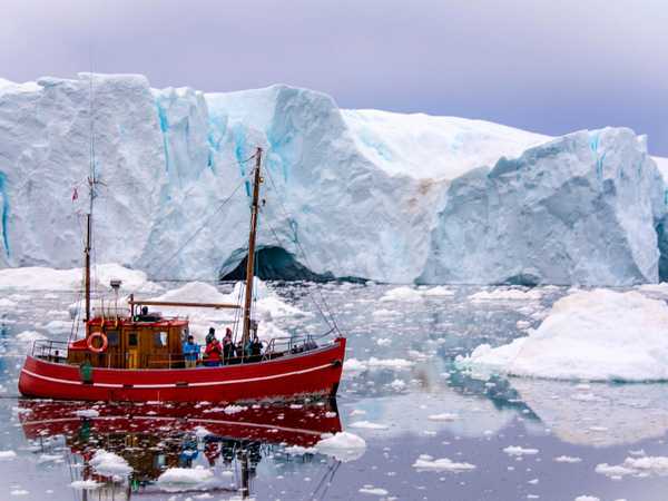 Giro serale tra gli iceberg sulla barca per i turisti