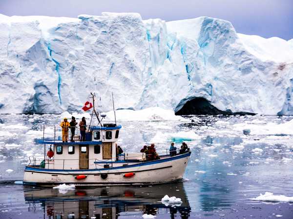 Giro turistico tra gli iceberg al tramonto