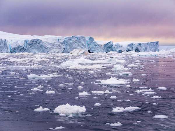 Iceberg della baia di Ilulissat al tramonto