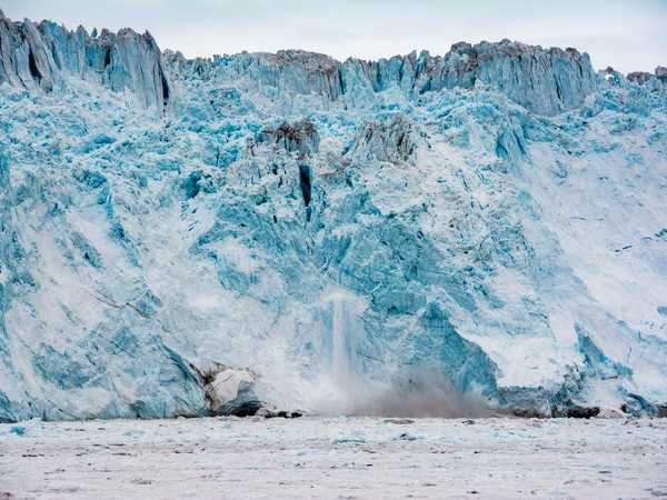 Fronte del ghiacciaio Eqip Sermia, mentre si sta staccando un blocco di ghiaccio