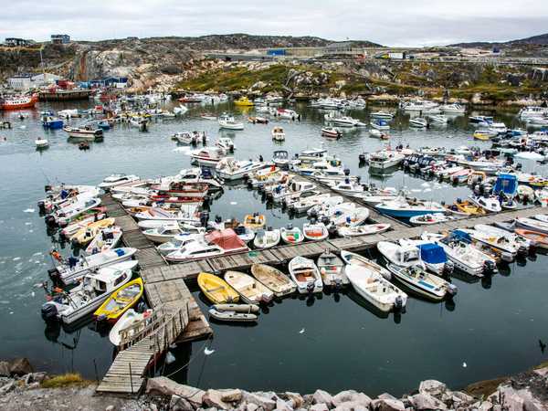 Porto di Ilulissat, dove ormeggiano solo barche di piccolo cabotaggio in grado di muoversi tra gli iceberg della baia