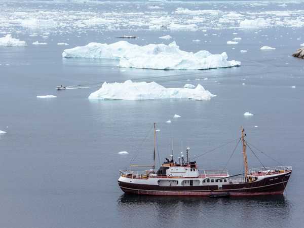 La Cape Race ormeggiata nella baia di Ilulissat