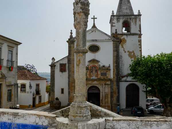 Obidos - il pelourinho (la gogna dove venivano frustati gli schiavi), proprio davanti alla Igreja de Sao Pedro