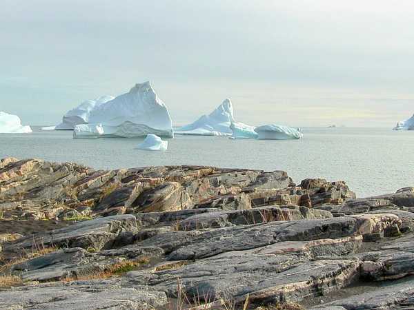 Iceberg al largo della costa di Qeqertarsuaq