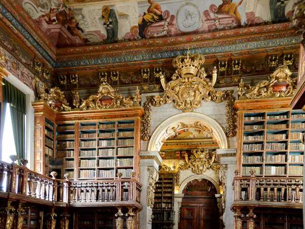 Coimbra - la famosa biblioteca joanina in stile barocco dell'Università. Conserva circa 250.000 volumi antichi. Le foto sarebbero proibite...
