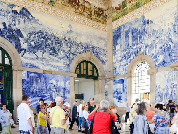 Porto - Tutti col naso all'insù per ammirare gli azulejos della stazione ferroviaria di Sao Bento