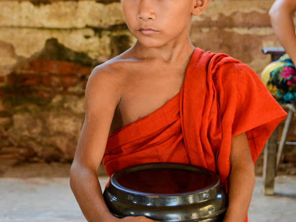 Giovane monaco con la ciotola della questua