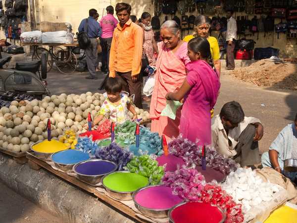 Jodhpur - Banco per la vendita di tinte per sari al Sardar Market