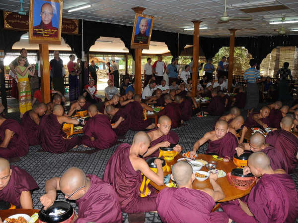 Bago – Pasto del mattino dei monaci del monastero Kha Khat Wain Kyaung