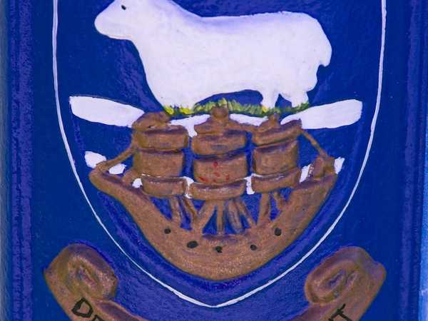 Lo stemma sulla bandiera delle Falkland, che rappresenta una pecora e un bastimento