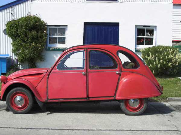 Cosa ci fa una 2 CV nel centro di Stanley?