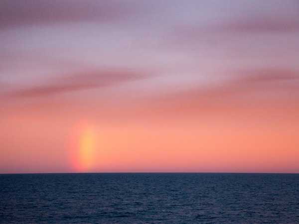 Un insolito arcobaleno perpendicolare al mare al largo delle isole Falkland