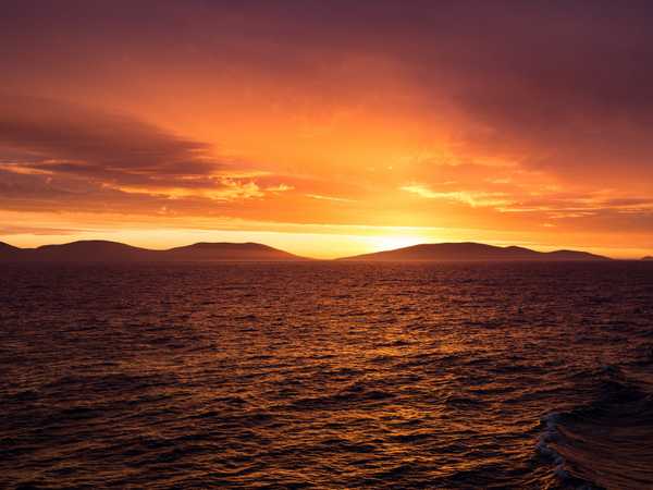 Tramonto di fuoco al largo delle Falkand, durante il trasferimento da West Island a East Island