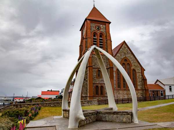 Stanley - la cattedrale anglicana di St Johns davanti alla quale è eretto un monumento fatto con stecche di balena