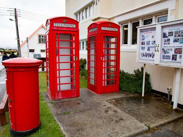 Stanley - qui e in pochi altri villaggi in Inghilterra ci sono ancora le 'red cabs' telefoniche, che ormai sono archeologia industriale