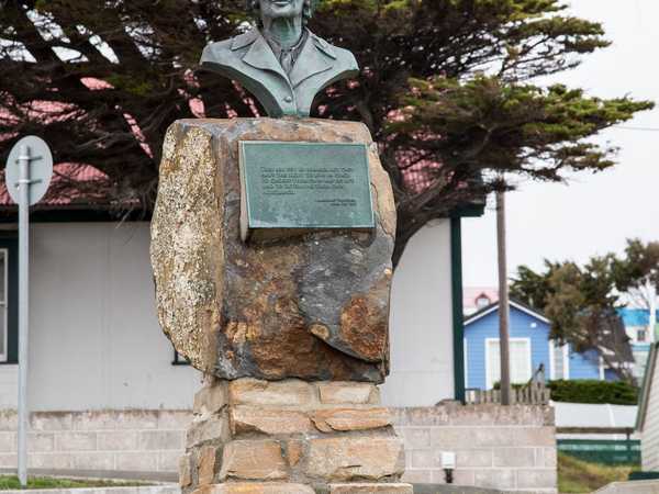 Stanley - Busto bronzeo di Margaret Thatcher in Thatcher Road