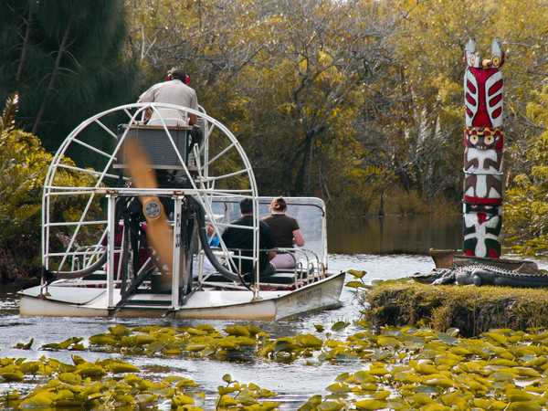 Everglades National Park - Partenza del tour con l'airboat dalla stazione Coopertown lungo il Tamiami Trail, sotto gli occhi del totem Miccosukee e di un alligatore