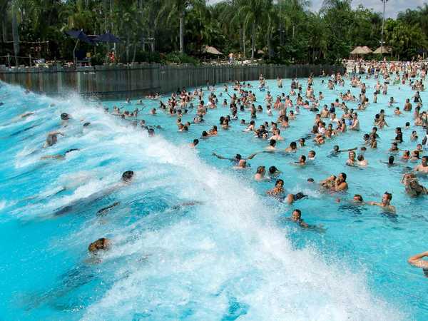 Orlando Disneyworld - Sea World, un'enorme violenta ondata investe i bagnanti nella grande 'Tsunami Pool'