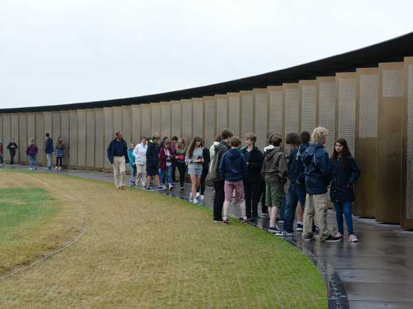 Una scolaresca in visita all'anello della memoria di Arras