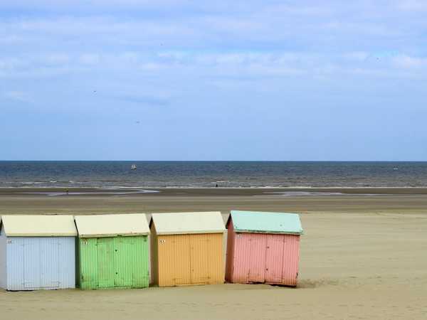 Cabine colorate su una spiaggia della Picardie
