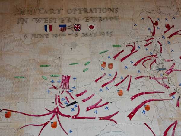 American War Cemetery - Murale che raffigura l'avanzata alleata nel Nord Europa dopo lo sbarco del 6 giugno 1944