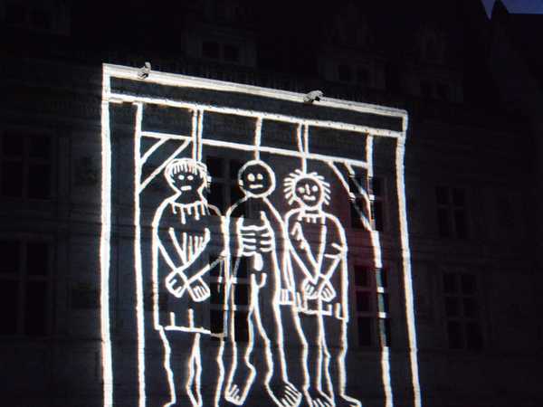 Spettacolo 'Son et lumière' nel castello di Blois- una scena a ricordo della 'Ballata degli impiccati' di François Villon