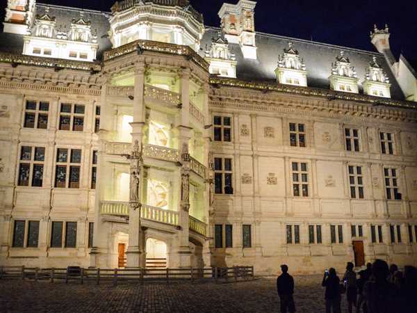 Spettacolo 'Son et lumière' nel castello di Blois - il grande scalone a chiocciola di Francesco I illuminato