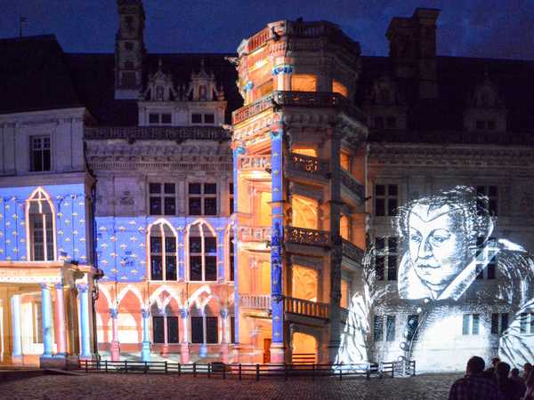 Spettacolo 'Son et lumière' nel castello di Blois - la figura torva di Caterina de' Medici, che si dice tenesse una boccetta di veleno in ogni cassetto delle sue sale private