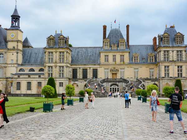 Tutti a farsi una fotoricordo all'ingresso della reggia di Fontainebleau