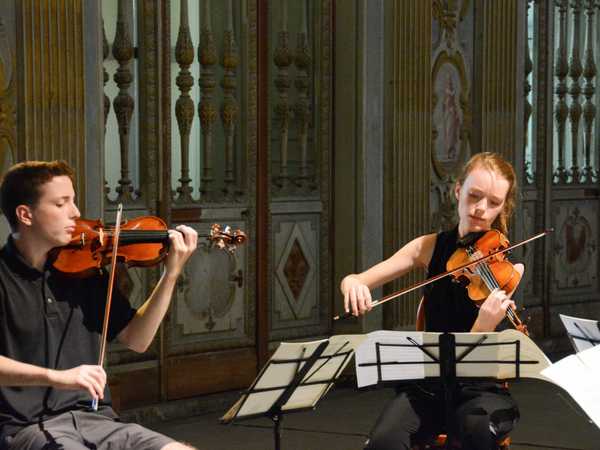Giovani violinisti si esercitano nella cappella del Palazzo reale di Fontainebleau