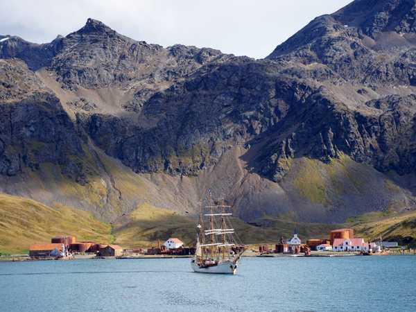 Grytviken. Si vedono il museo e la chiesetta luterana.