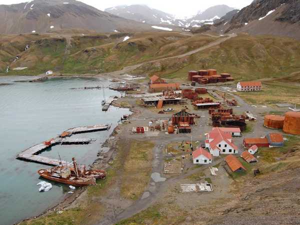 Grytviken. Vecchie installazioni arrugginite tra gli edifici dei ricercatori che lavorano qui,