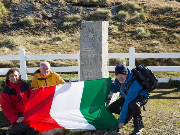 Grytviken - foto ricordo davanti alla tomba di Shackleton