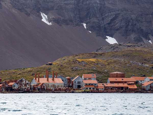 Leith Harbour - Fu la più grande delle 7 stazioni baleniere costruite in Georgia del Sud. Non è possibile sbarcare a causa degli edifici pericolanti e della presenza di amianto. Fu chiusa nel 1965.