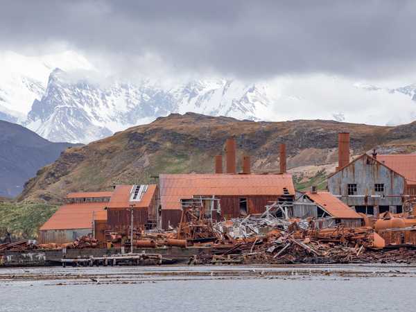 Leith Harbour - Fu la più grande delle 7 stazioni baleniere costruite in Georgia del Sud. Non è possibile sbarcare a causa degli edifici pericolanti e della presenza di amianto. Fu chiusa nel 1965.