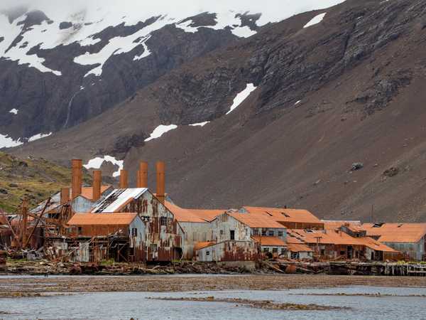 Leith Harbour - Fu la più grande delle 7 stazioni baleniere costruite in Georgia del Sud. Non è possibile sbarcare a causa degli edifici pericolanti e della presenza di amianto. Fu chiusa nel 1965.