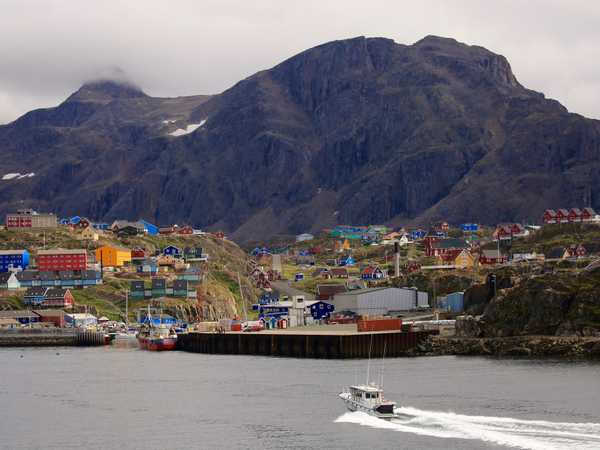Sisimiut. Sullo sfondo la montagna Naasassaq, alta 784 m.
