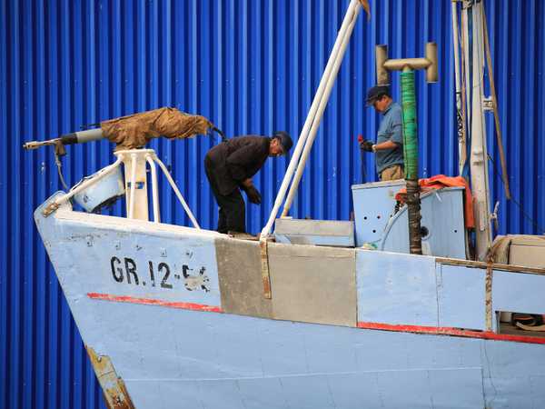 Vecchio arpione per la caccia ai cetacei sulla prua di un peschereccio di Sisimiut